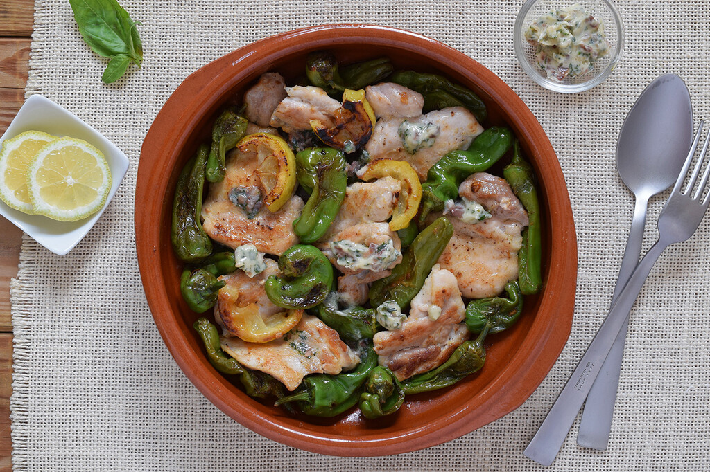 Cassola de pollastre i pebrots de Padró amb mantega d'anxoves.